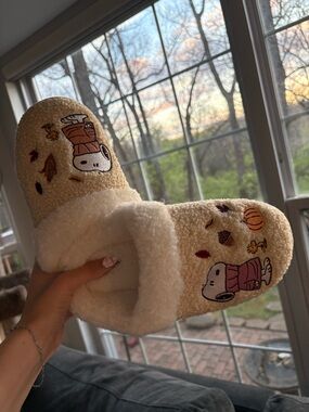 American Eagle Outfitters Cream Sherpa Snoopy Slip-On Slippers